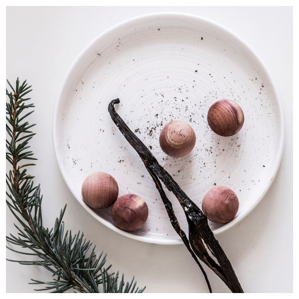 80533626 Ароматическая свеча в керамическом стакане, кедр и ваниль/бледный серо-зеленый, 25 часов