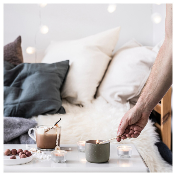 80533626 Ароматическая свеча в керамическом стакане, кедр и ваниль/бледный серо-зеленый, 25 часов