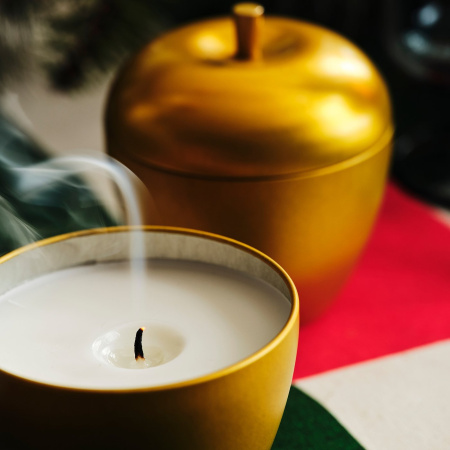 10599908 Ароматическая свеча в форме яблока в металлическом контейнере / Зимние яблоки/ корица, золотой, 24 часа