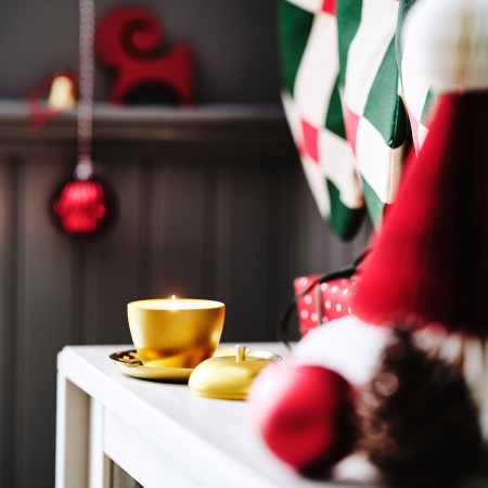 10599908 Ароматическая свеча в форме яблока в металлическом контейнере / Зимние яблоки/ корица, золотой, 24 часа