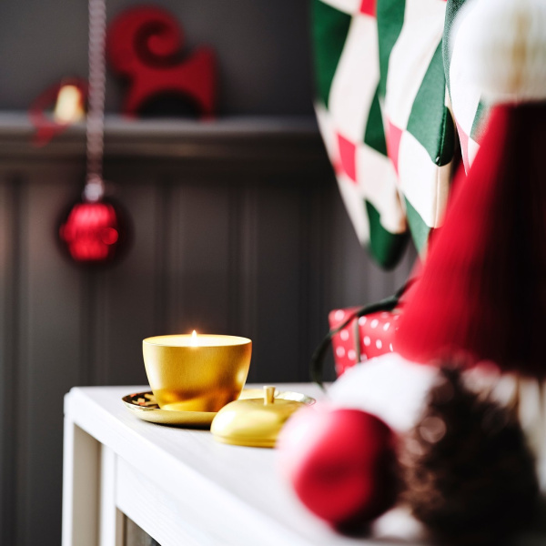 10599908 Ароматическая свеча в форме яблока в металлическом контейнере / Зимние яблоки/ корица, золотой, 24 часа