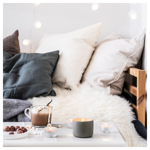 80533626 Ароматическая свеча в керамическом стакане, кедр и ваниль/бледный серо-зеленый, 25 часов