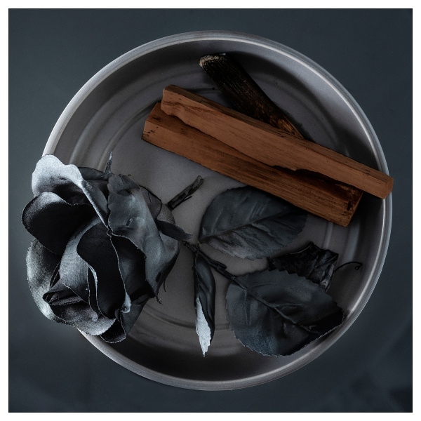 50527151 Ароматическая свеча в стакане с крышкой, Черная роза и сандаловое дерево/серый, 20 часов