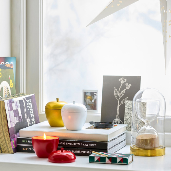 50599911 Ароматическая свеча в форме яблока в металлическом контейнере / Зимние яблоки/ корица, красный, 24 часа