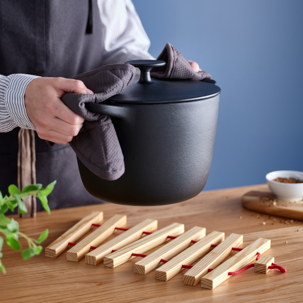 70602173 Подставка под горячее раздвижная, ярко-красный/сосна, 16-32x20 см