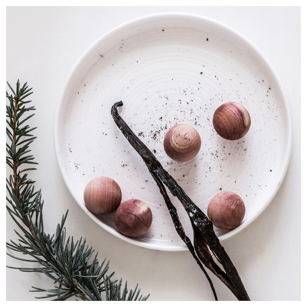 30533619 Формовая свеча, ароматическая, кедр и ваниль/зеленый/антрацитово-серый, 30 часов, 3 шт