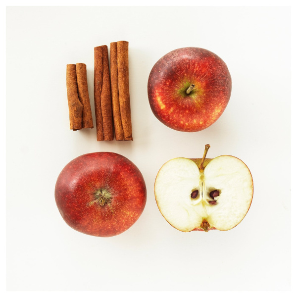 50599911 Ароматическая свеча в форме яблока в металлическом контейнере / Зимние яблоки/ корица, красный, 24 часа