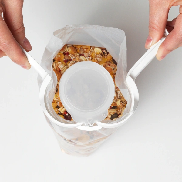 20451355 Зажим с горлышком-крышкой д/пакета, белый, 1 шт